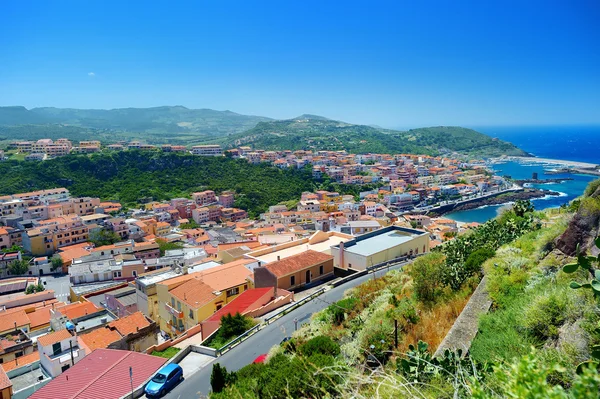 Coloridas casas y un castillo de Castelsardo —  Fotos de Stock