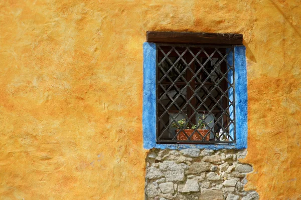 Pared amarilla de una casa en Italia — Foto de Stock