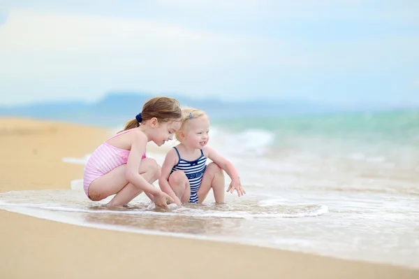 Siostry, zabawy na plaży — Zdjęcie stockowe