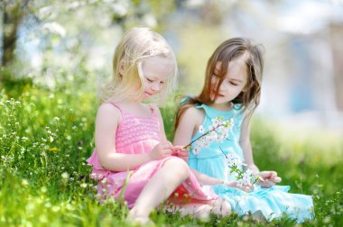 içinde çiçek açan kiraz kız Bahçe