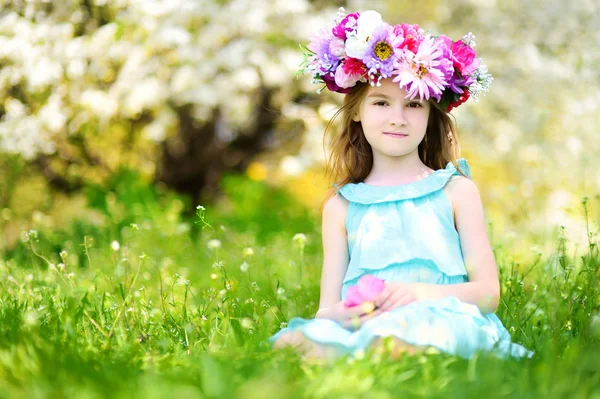 Girl in blooming cherry garden — Stock Photo, Image