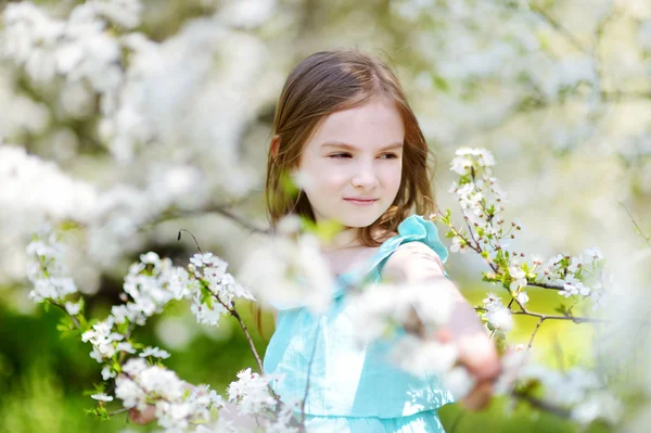 Flicka i blommande cherry garden — Stockfoto