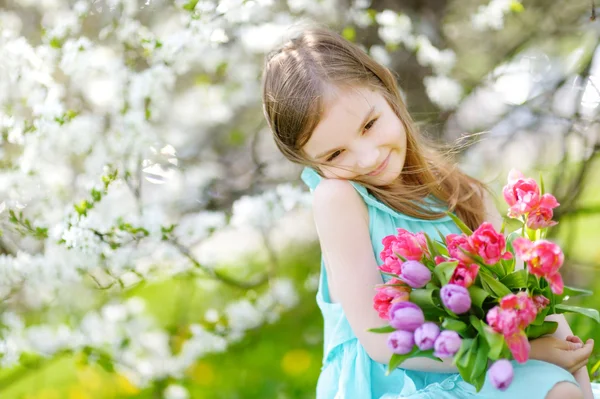 Meisje tijdens de bloei cherry tuin — Stockfoto