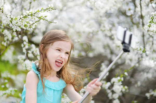 Liten flicka ta ett foto av sig själv — Stockfoto