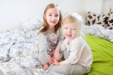 İki küçük kız dalga geçmeyi