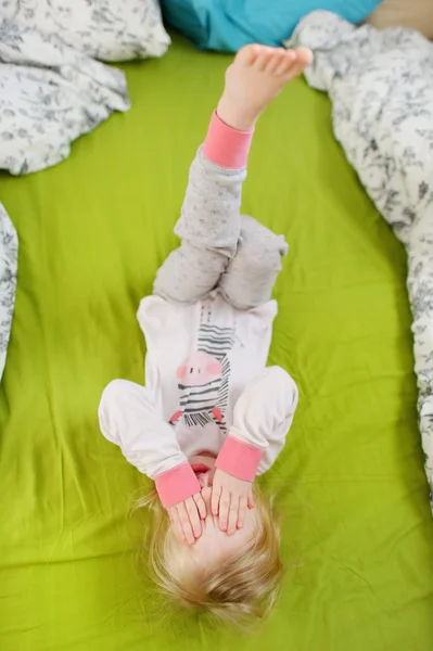 Gadis balita bermain di tempat tidur — Stok Foto