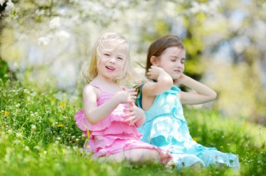 içinde çiçek açan kiraz kız Bahçe