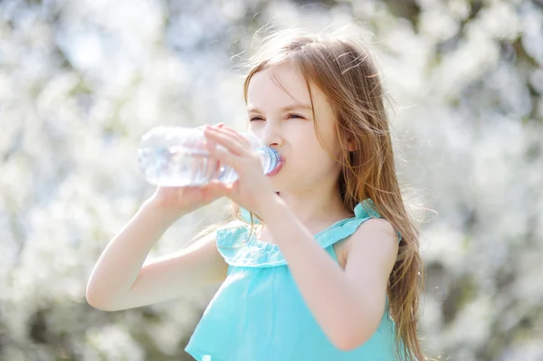 Ragazza piccola acqua potabile — Foto Stock