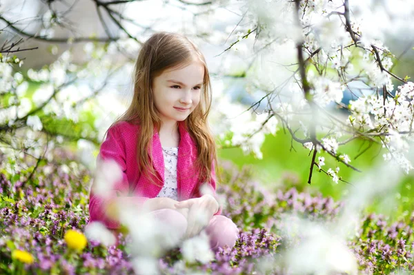 벚꽃 개화에 어린 소녀 정원 — 스톡 사진
