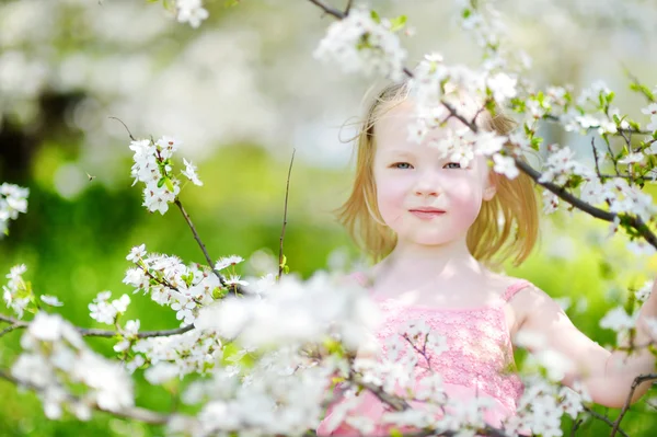 Meisje tijdens de bloei cherry tuin — Stockfoto