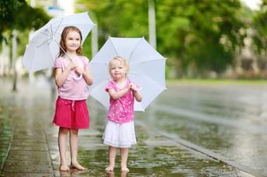 Kız bir gün yağmurlu yaz