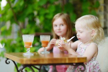 Little sisters portakal suyu içme