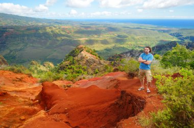 manzarayı Waimea Canyon içine adam