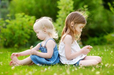 sevimli küçük kız eğleniyor