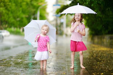 Kız bir gün yağmurlu yaz