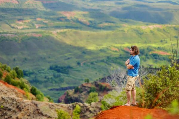 Hombre disfrutando de la vista en el cañón de Waimea —  Fotos de Stock