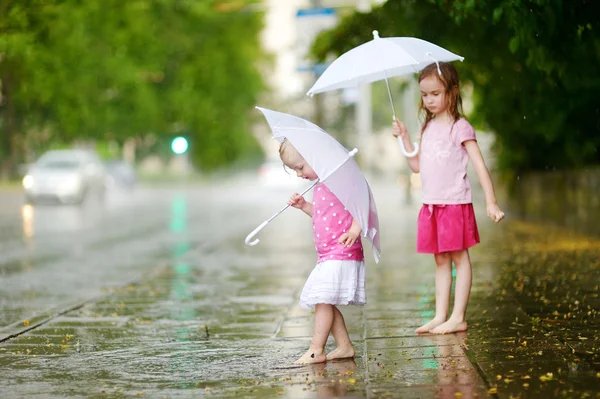 Sisters on a rainy summer day — Stock Photo, Image