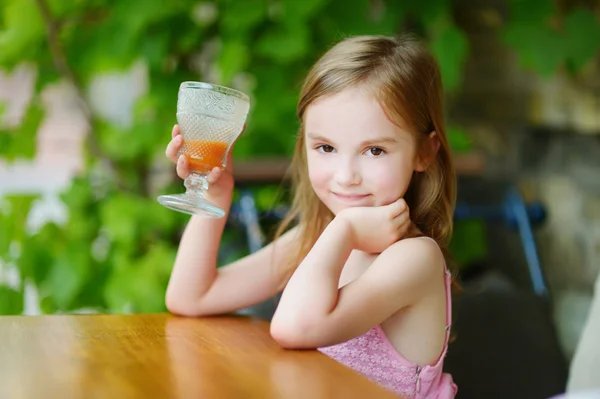 Menina beber suco de laranja — Fotografia de Stock