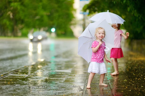 Sisters on a rainy summer day — Stock Photo, Image