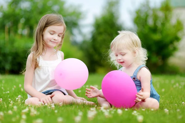 Lindo poco hermanas tener divertido —  Fotos de Stock