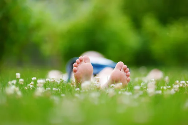 Παιδικά πόδια στο χόρτο — Φωτογραφία Αρχείου