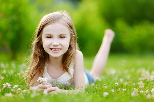 Chica tendida en la hierba — Foto de Stock
