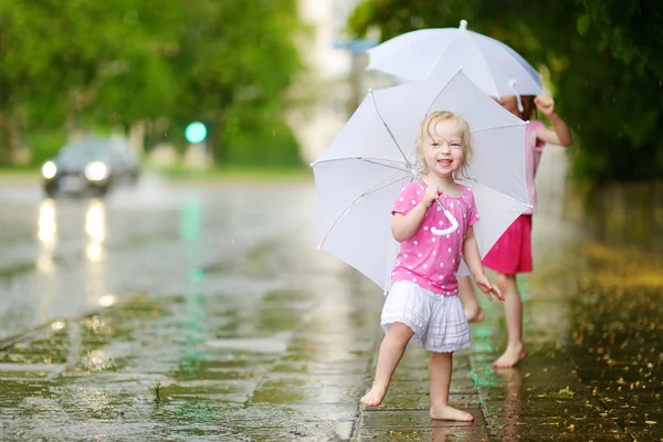 在多雨的夏季天姐妹 — 图库照片