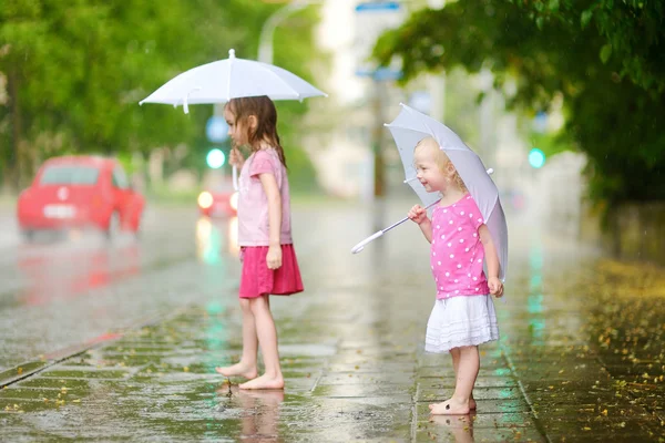 Sisters on a rainy summer day — Stock Photo, Image