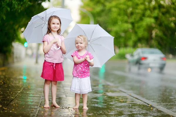 Sisters on a rainy summer day — Stock Photo, Image