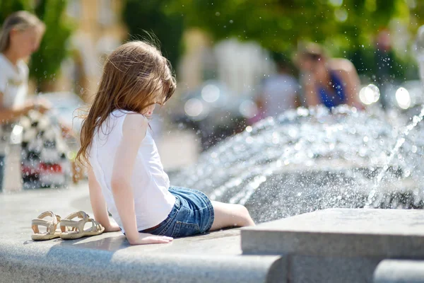 Ragazza che gioca con una fontana della città — Foto Stock