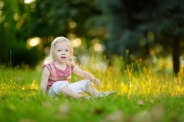 Toddler sitting on the grass — Stock Photo, Image