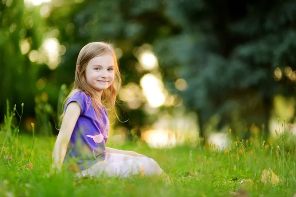 Ragazza seduta sull'erba — Foto Stock