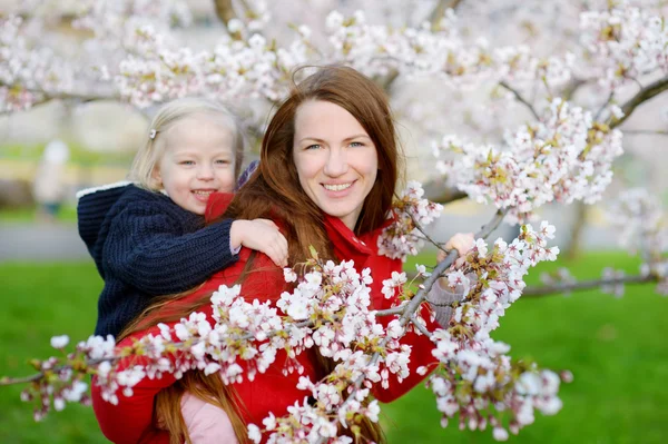 Moeder en kind in bloeiende tuin — Stockfoto