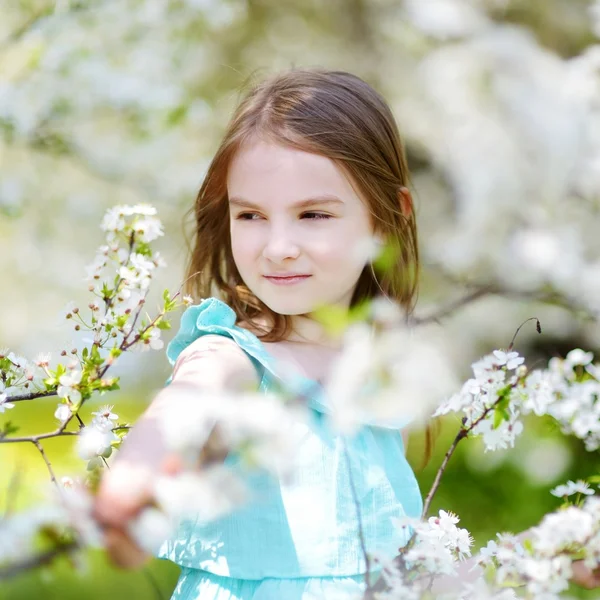 Flicka i blommande cherry garden — Stockfoto