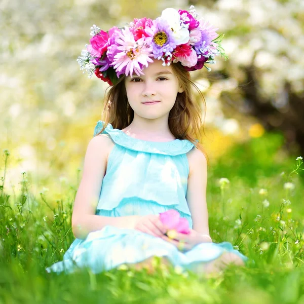 Девушка в цветущем вишневом саду — стоковое фото