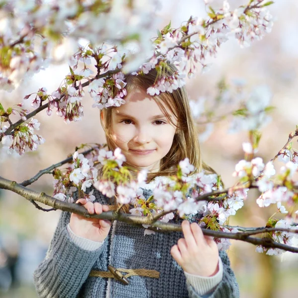 Dívka v kvetoucí třešeň zahrada — Stock fotografie