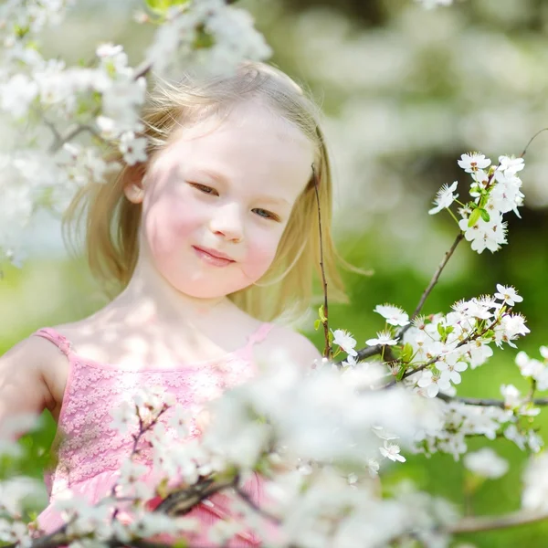 Meisje tijdens de bloei cherry tuin — Stockfoto