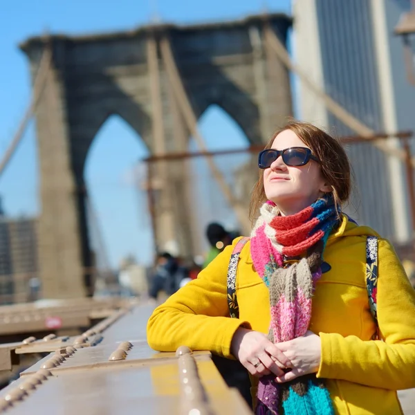 Femme visitant Brooklyn Bridge — Photo