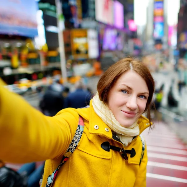 Kobieta przy selfie na Times Square — Zdjęcie stockowe