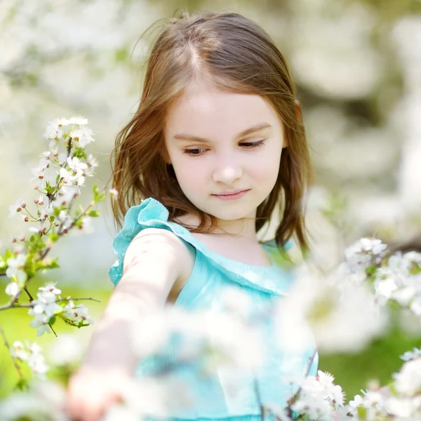 Flicka i blommande cherry garden — Stockfoto