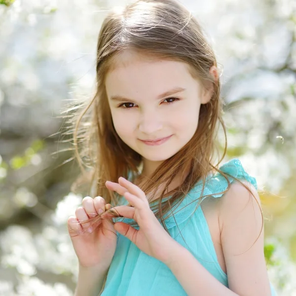 Meisje tijdens de bloei cherry tuin — Stockfoto