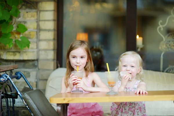 Petites sœurs qui boivent du jus d'orange — Photo