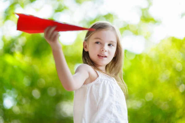 Egy papírrepülőt tartó kislány — Stock Fotó