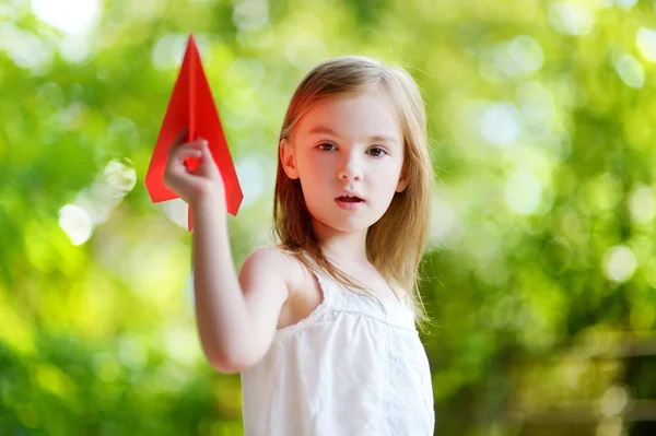 Dziewczynka gospodarstwa papierowy samolot — Zdjęcie stockowe