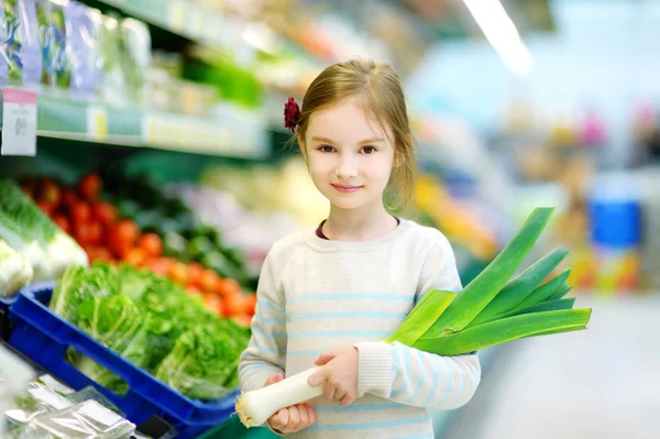 Niña eligiendo puerro — Foto de Stock