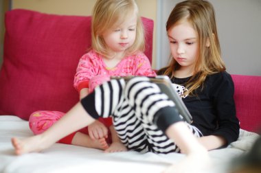 Çocuklar dijital Tablet ile oyun