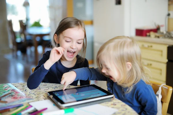 Kinder spielen mit digitalem Tablet — Stockfoto