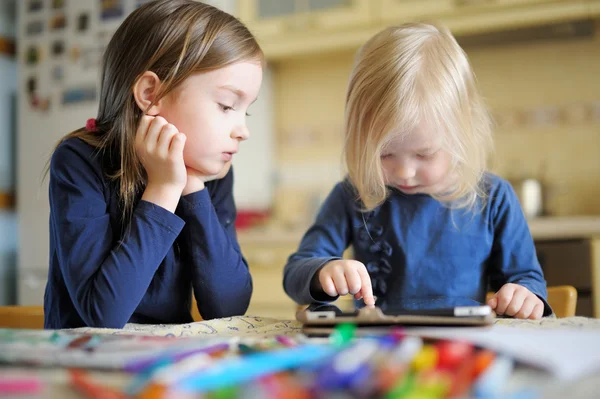 Çocuklar dijital Tablet ile oyun — Stok fotoğraf