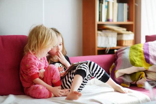 Enfants jouant avec tablette numérique — Photo