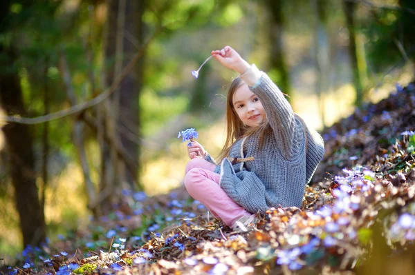 Meisje de eerste bloemen plukken — Stockfoto